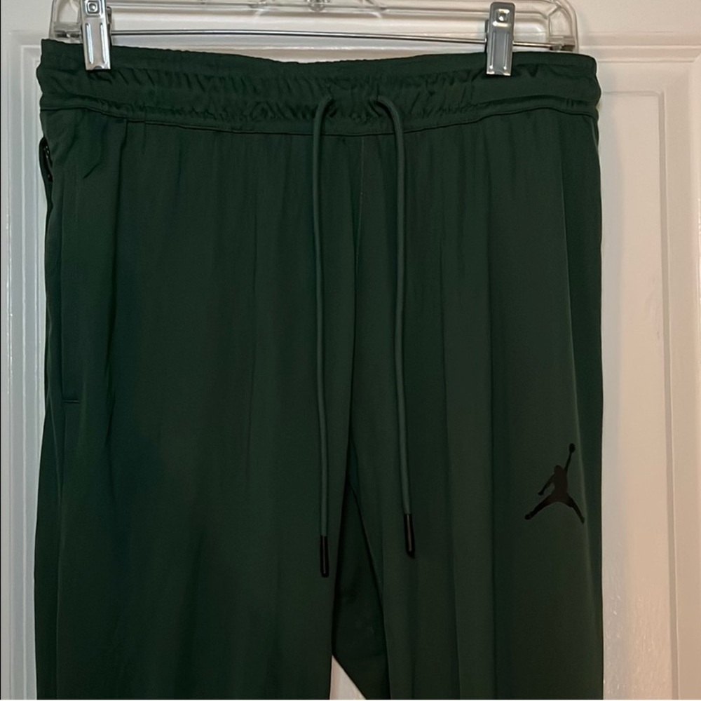 NWOT Dark Air Jordan Green Joggers with tapered legs Mens medium